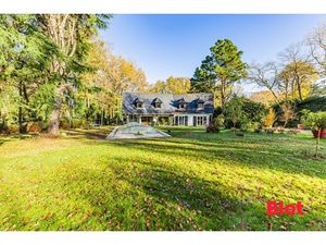 Maison de 280.76m² sur un terrain de plus de 5 200 m² avec piscine dans un cadre verdoyant