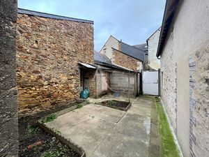 A LOUER LE LION D'ANGERS Maison de Bourg T4 de 92 m2 avec cour fermée