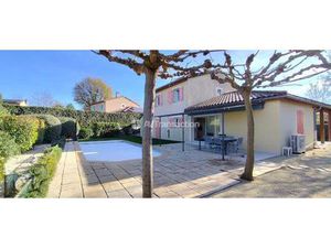 Villa avec piscine  5 chambres  panneaux photovoltaïques