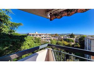 Très beau 4 pièces au dernier étage garage et cave