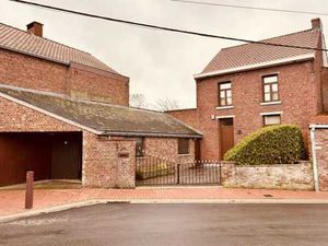 MAISON DEUX FACADES AVEC COUR/PARKING A L’AVANT