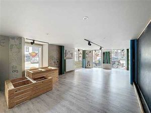 EN PLEIN CENTRE VILLE: Beau rez-de-chaussée commercial de 20