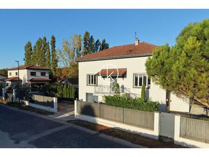 À 30 min de Lyon  au centre du village  Maison climatisée d'environ 158 m2  6 pièces  4 ch