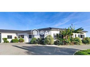 Villa familiale 6 chambres  de plain-pied  avec piscine  double garage et dépendance.