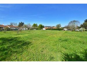 Terrain constructible à vendre à Commelle-Vernay