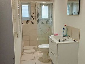 T2 PLAIN-PIED climatisé et rénové Centre CARMAUX au calme avec parking et jardin commun