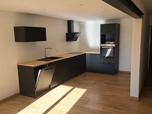 Maison en pierre avec jardin