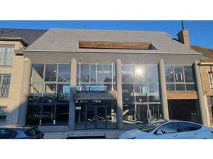 Multifunctioneel handelspand (575 m²) langs de drukke n 9