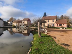 Ensemble immobilier avec gîte à 10 km de Vichy