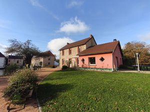 Ensemble immobilier avec gîte à 10 km de Vichy