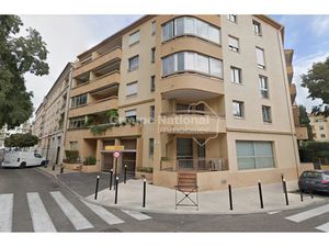 Location parking 14.9 m² à Nimes (30000)  105 €