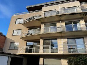 ruim instapklaar twee slaapkamer appartement met groot zongericht terras & gelijkvloerse g