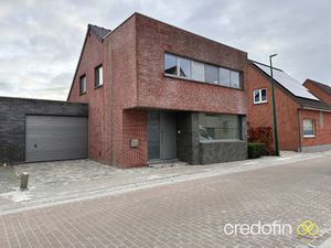 Goed gelegen woning met 3 slk  bureau en garage