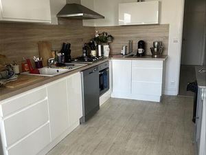 Appartement - 1er étage - 102 m2 - 5 pièces - Non meublé