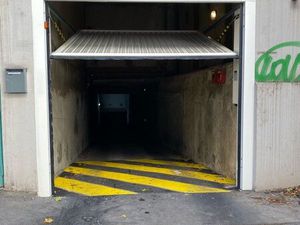 Emplacement parking dans garage fermé