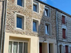 9 p. 268 m²  cour 323 m²  St-Pierre-de-Trivisy  cuisine intégrée