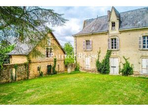 À 30 min à l'ouest d'Angers  un ancien presbytère du 19e s. À restaurer  son jardin et ses