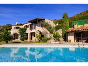 EXTREMEMENT RARE : Magnifique villa en pierre avec piscine v