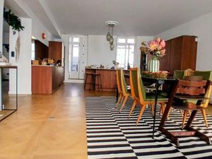 Exceptionnelle maison de ville sept pièces  cour et jardin  dépendances de trois pièces