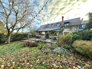 Élégante bâtisse située dans le village des Mesnuls