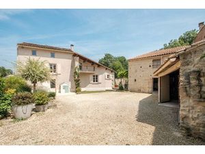 Maison en pierre chargée d'histoire dans un cadre bucolique