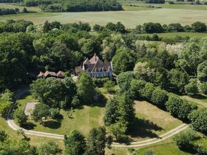 Propriété 32 ha  bel étang  maison de maître  logement d'amis