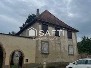 Appartement avec un terrain de 250 m² et des place de parking.