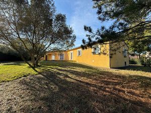 Maison plain-pied Montlegun 190 m² sur vaste terrain arboré avec terrasse et garage indépe