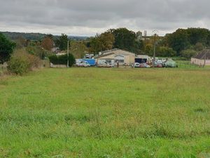Découvrez 'Joseph'  grand terrain à Neuvy-Sautour avec hangar