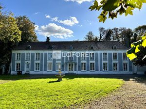CHATEAU du 18ème siecle - chambres d'hôtes - gîtes - parc arboré - étang - dépendances
