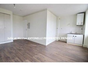 SAINT JUST MALMONT 43240 EN PLEIN CENTRE DU VILLAGE IMMEUBLE composé de trois appartements