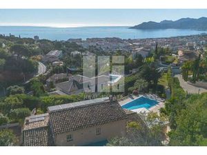 Croix des Gardes maison provençale beau terrain vue mer avec piscine