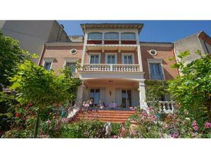 Très belle maison de ville entièrement restaurée d'env 310 m2  avec jardin et garage dans.