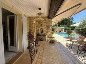 Villa de plain pied dans un quartier résidentiel d'Uzès sur un terrain de 1500 m2 avec...