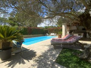 Villa méridionale avec terrain et piscine.