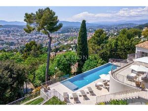 Une Élégante Maison Moderne De 5 Chambres À Cannes