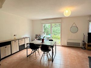 Pavillon T3 avec jardinet et garage situé dans une petite résidence d'un village tous comm