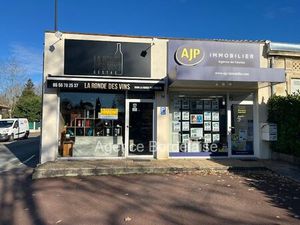 Cestas  cave à vins  d'environ 40m² avec cave et parking.