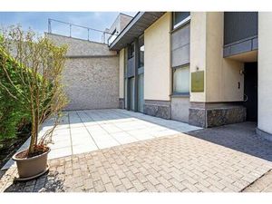 Praktijk (label B) met 4 staanplaatsen en ruim terras