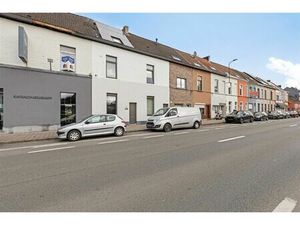 Gerenoveerde rijwoning met 3 slaapkamers en doorgang achteraan.