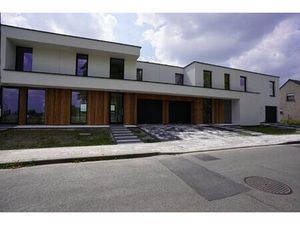 Moderne instapklare halfopen nieuwbouwwoning met plafondhoge