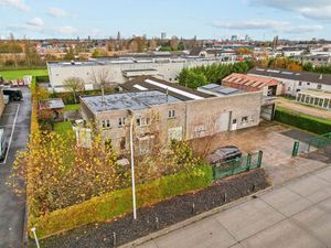 Ruime woning met loods in het industriepark te Oostende.