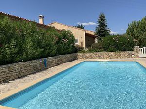 Villa de plain pied sur un terrain de 2300 m2 avec piscine.