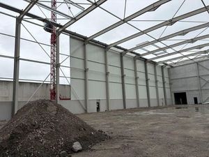 Logistieke bedrijfshal - 2765 m² - met 350 m² kantoren. Superligging!