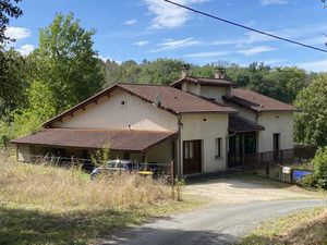 Brossac. Maison de campagne à vendre. 3 chambres  sous-sol et jardin.