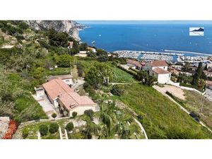 Villefranche ferme encadrée de 6.000 m2 terrain