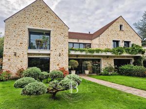 Chevreuse  450m2 habitables avec piscine intérieure sur 2100m2 de terrain.