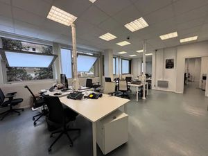 Bureaux lumineux dans un environnement calme