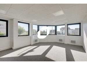 A LOUER  Surfaces de bureaux à louer en face du RER B