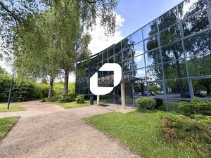 A LOUER  LOCAUX RENOVES/CLIMATISES